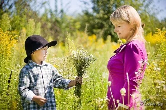 Дарит матери цветы. Мальчик дарит цветы маме. Ребенок дарит маме. Мальчик собирает цветы. Ребенок дарит цветок маме