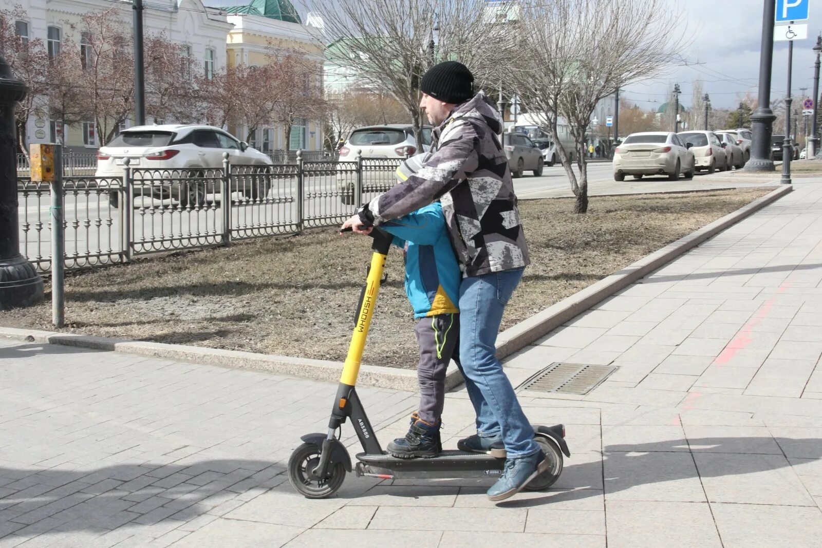 Самокаты в парках. Самокаты напрокат. Прокатный электросамокат. Электросамокат в парке. Как кататься на электросамокате напрокат