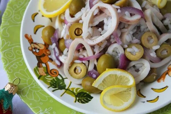 Салат с кальмарами красивая подача. Нарезка кальмаров соломкой. Салат из кальмаров, маслины, черри. Новогодние салаты с маслинами. Салат с кальмарами и маслинами.