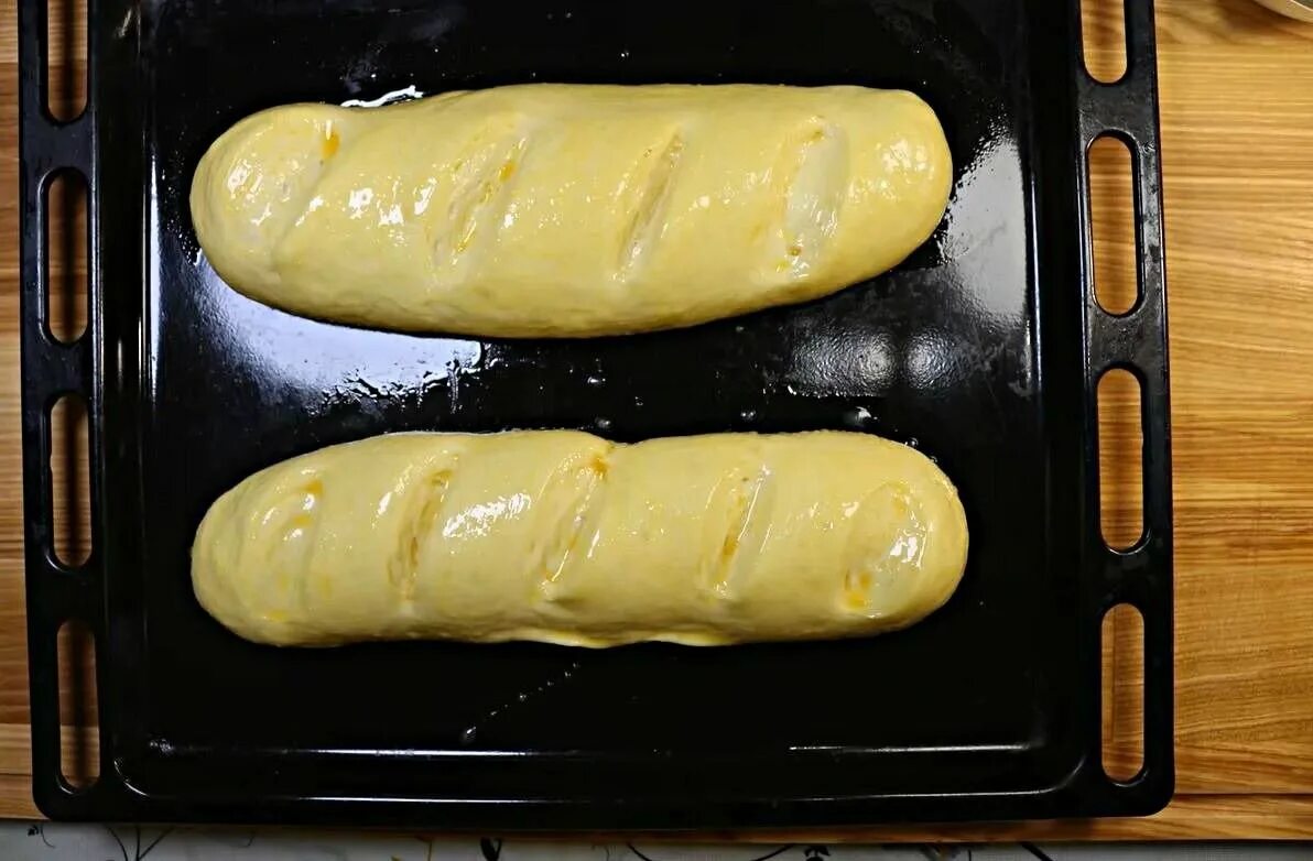 Тесто на батон в духовке. Домашние батоны. Печь батоны в домашних. Багет выпечка. Домашние батоны в духовке.