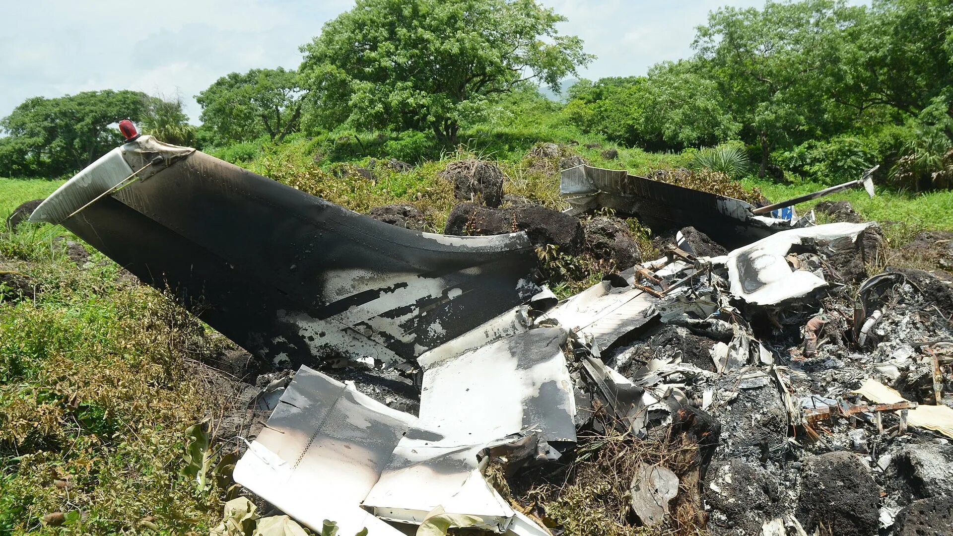 Разбитый самолет в уругваи. Разбившийся самолет из Уругвая. НЛО потерпевшие крушение. Военный КАМАЗ упал на Украине.