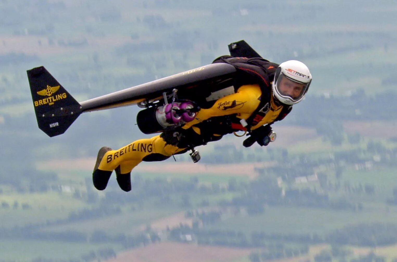 We fly he. Реактивный ранец Jetman. Реактивный ранец-крыло Jetwing. Летающий аппарат. Летающий аппарат для человека.