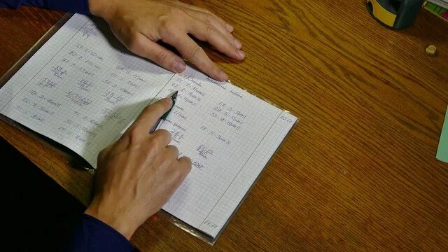Проверка тетрадей игра в учителя. Проверка тетрадей учителем. Проверяю тетради. Преподаватель проверяет тетради. Учитель проверяет тетради.