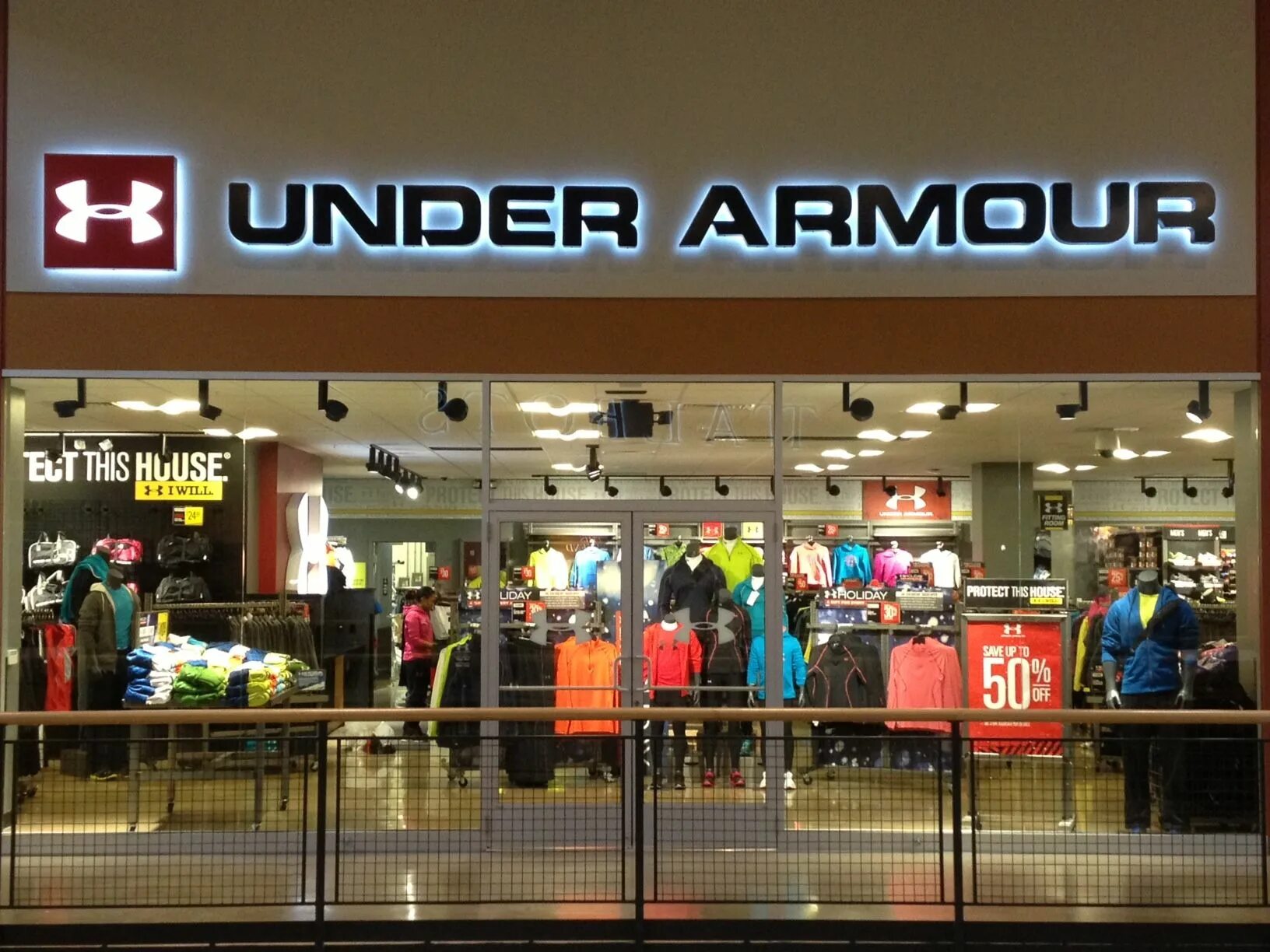 Товар armour. Магазин under armour. under armour outlet store. under armour магазины в москве. андер армор фото магазина.