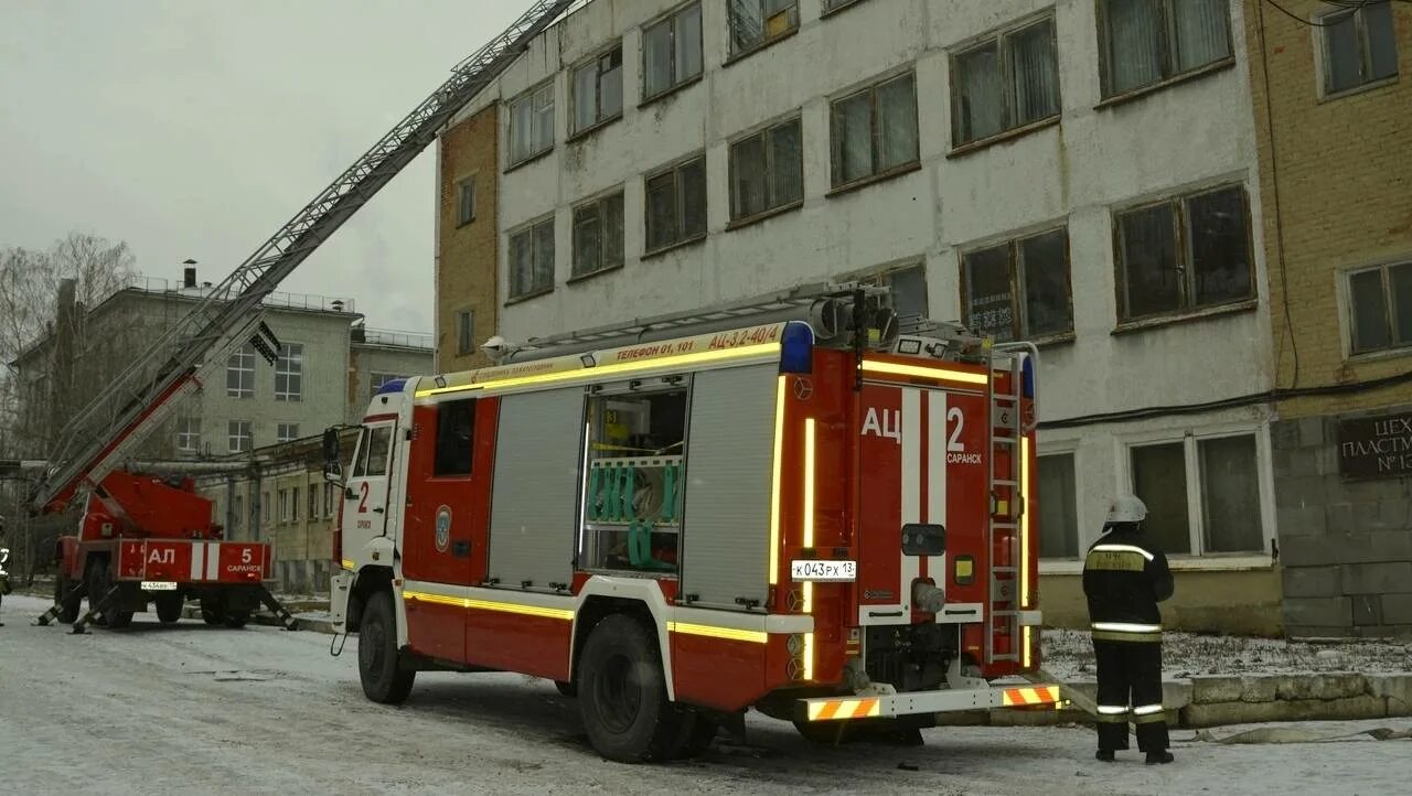 Самосвальный завод саранск пожар. Пожар сейчас саранск. Мордовия выша сгорел завод. 2022. Пожар в саранске на светотехстрое.