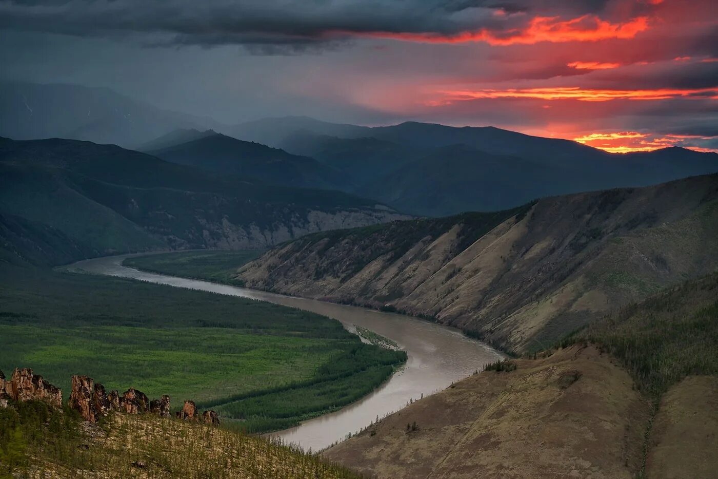 Горы северо востока сибири. Усть Нера река Индигирка. Северо Восточная Сибирь река Индигирка. Река Индигирка Якутия.