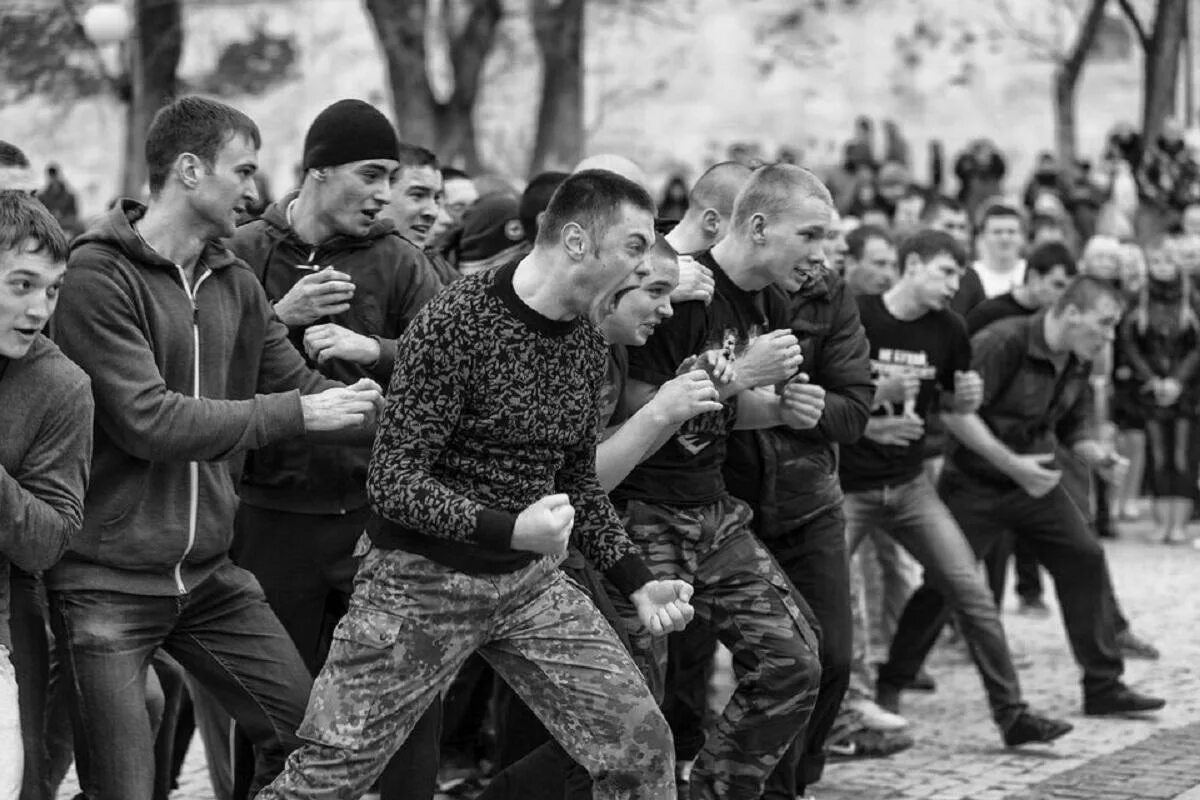 Два человека против одного. Мужчина и женщина дерутс. Борьба мужчины и женщины. Драка рисунок. Два человека против одного.