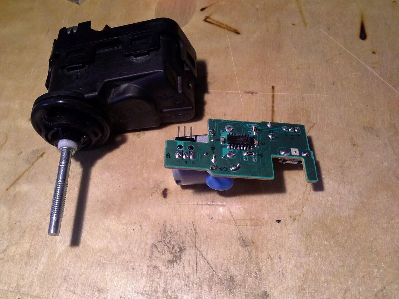 Разъем корректора фар киа рио 2016. Передняя блок фара кия рио 2011г. Электрокорректор фар киа рио 3. Гудит корректор фар. Электрокорректор фары kia cerato 3.