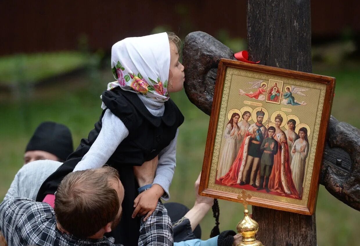 Дети в церкви. Православные дети. Дети в православном храме. Иконы в храме.