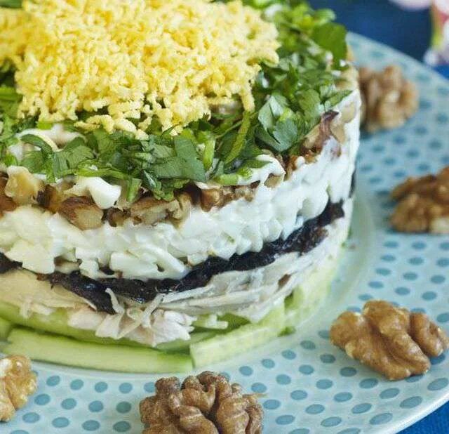 Салат курица морковь чернослив грецкие орехи. Салат с черносливом и куриной грудкой и грецкими. салат нежность с курицей и черносливом и грецкими орехами. салат с черносливом и курицей и грецкими орехами и огурцом. салат нежность с черносливом и грецкими орехами и курицей и сыром.