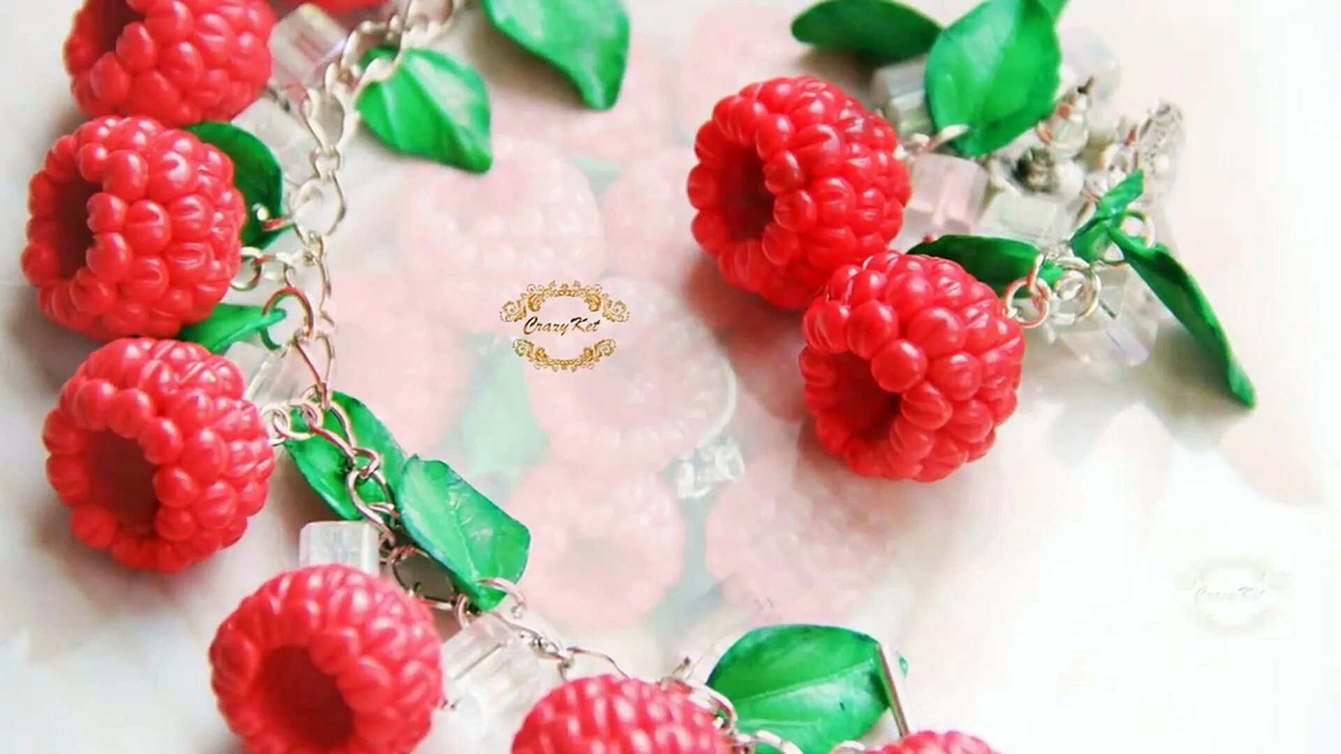 Летний браслет из полимерной глины. Браслет ягоды. Малина глина. Брошки с малиной из полимерной глины. Ягоды из полимерной глины.