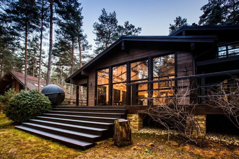 Современный деревянный дом. Стильный деревянный дом. Современный домик в лесу. Деревянный коттедж.