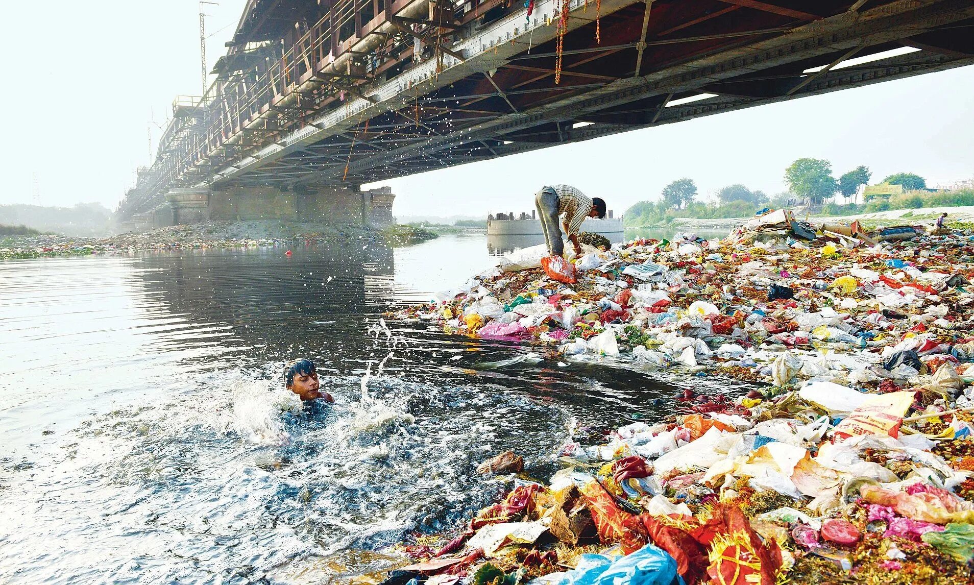 Основные экологические проблемы индии. Река Ямуна в Индии. Река Ямуна в Индии загрязнение.