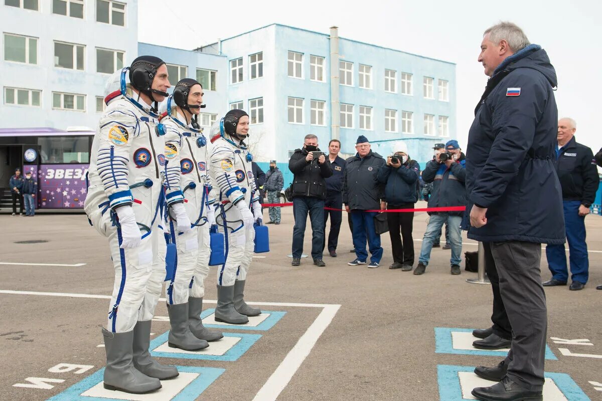 2018 год мкс. Рогозин космонавт. Рогозин Байконур. Встреча с космонавтом. Космонавты Байконур.