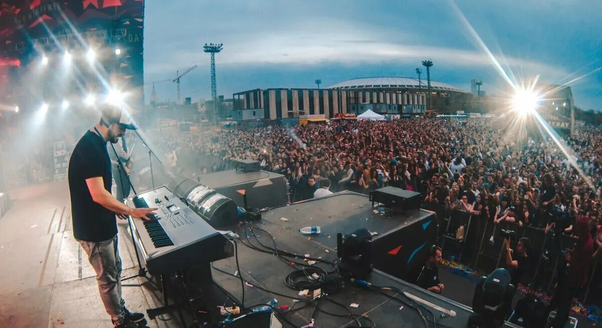 Выступление в москве сегодня. Hip hop mayday. hip hop mayday 2019. концерт в москве. хип хоп концерт.