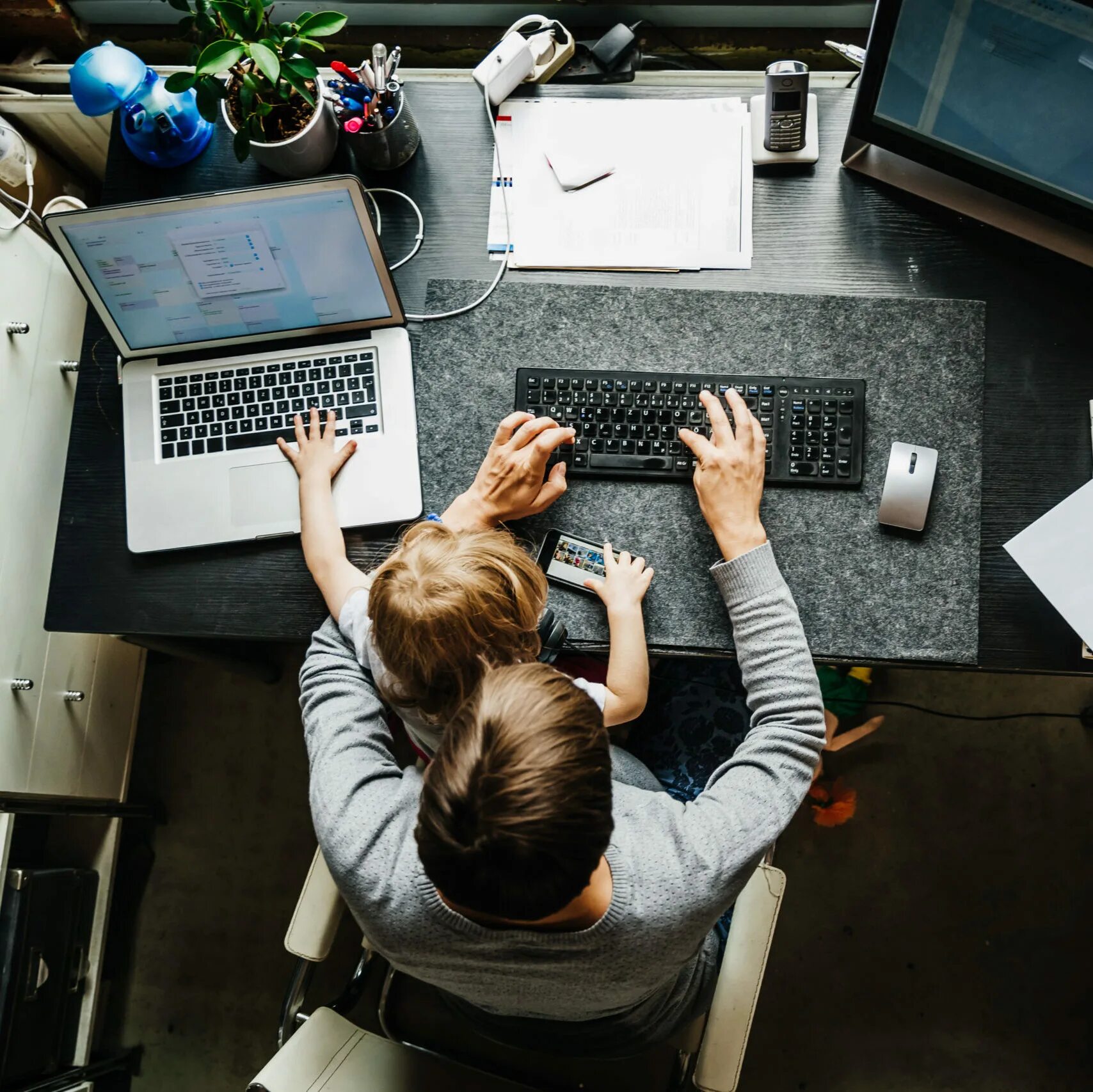 Работник офиса. Люди в офисе. Клиенты для бизнеса. Работа в h d. Бизнес картинки.