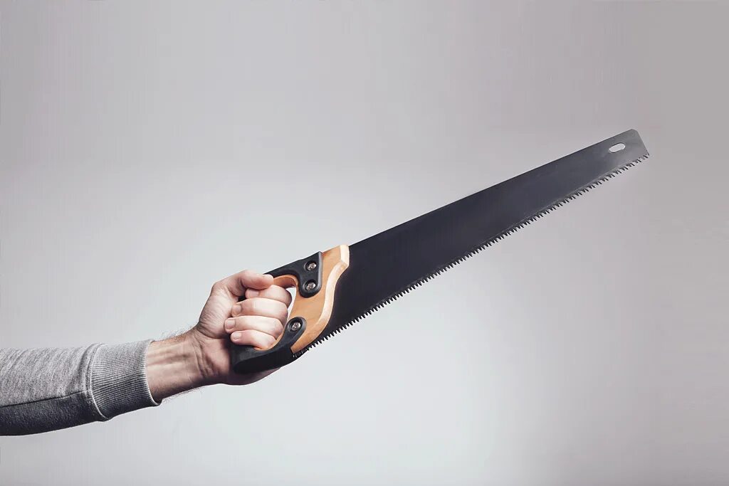 Пила пилит. Ручная обработка древесины. Рука пилить. Ножовка по дереву ручная. Палец отпилил циркуляркой.