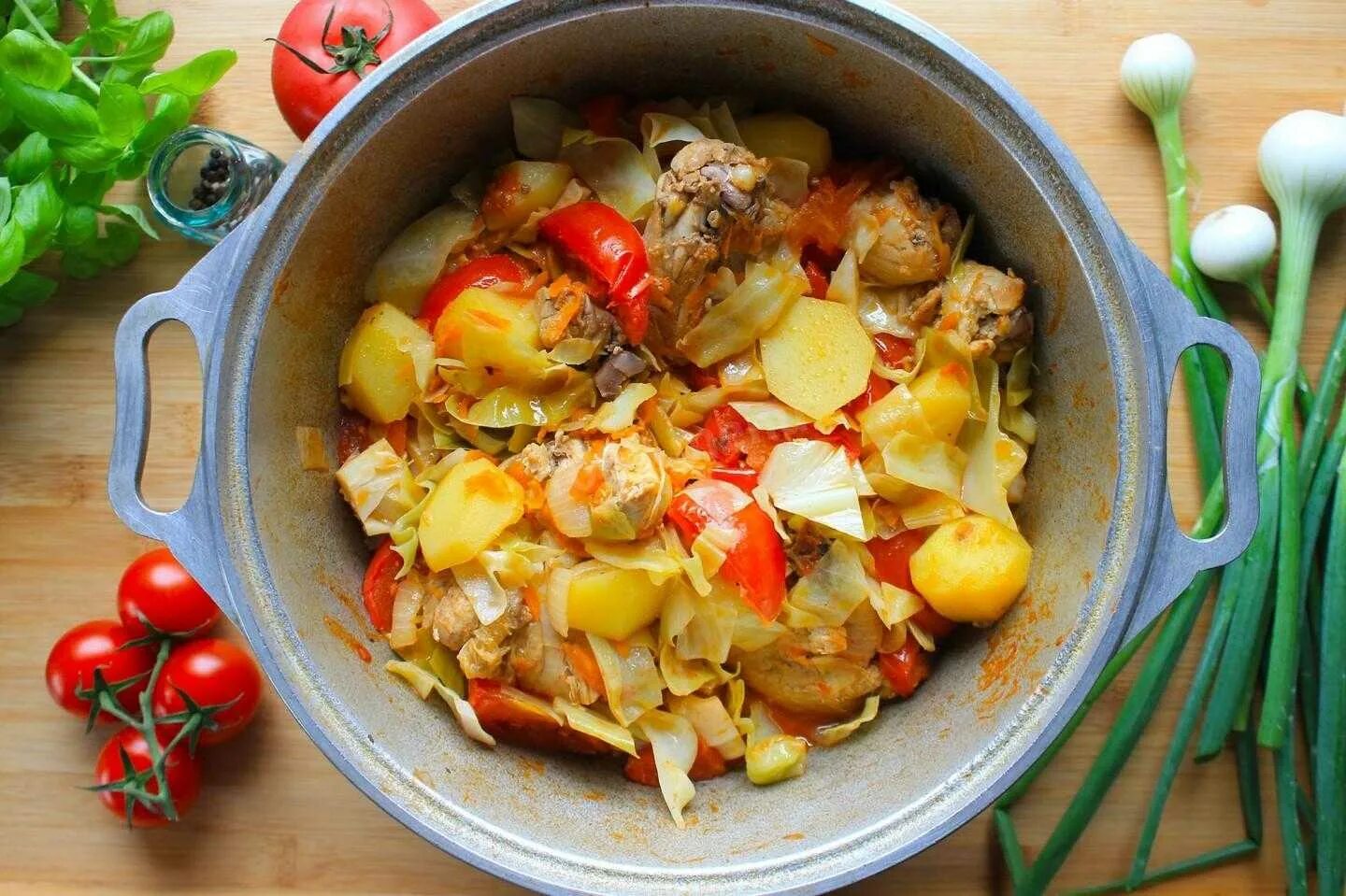 Потушить капусту с картошкой в кастрюле. Тушёная капуста с картошкой и курицей. тушёная капуста с картошкой и курицей в казане. тушёная капуста с картошкой в казане. тушёная картошка с курицей в кастрюле.