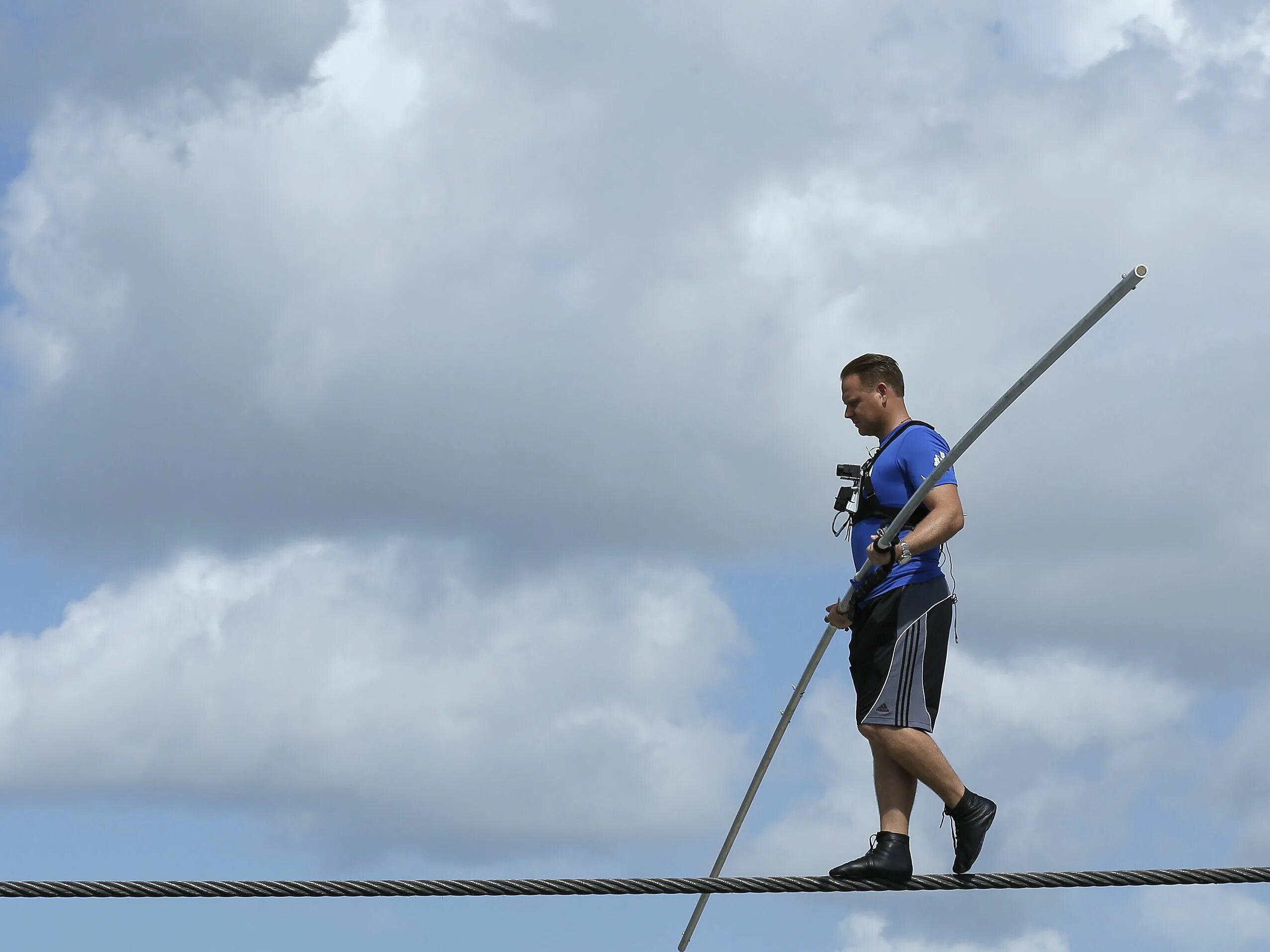 Описание походки. Николас валленда. Как называют людей которые идущие по улице. Как называют людей идущих по улице картинка. Как называется человек который ходит.