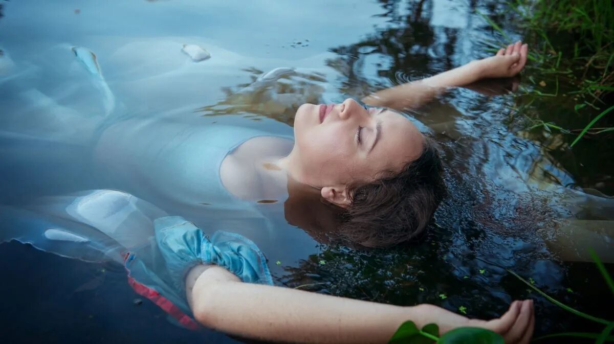 Девушка тонет в воде. Спав в воде. Купаться в воде во сне.