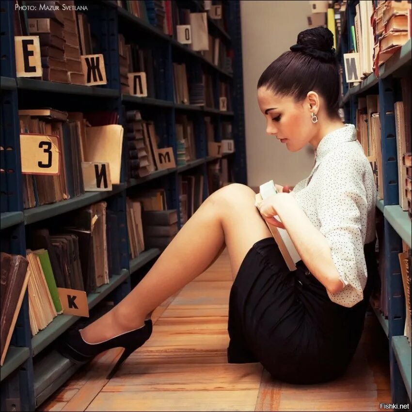 Лиза библиотекарша геншие. Красивая девушка с книгой. Девушка библиотекарь