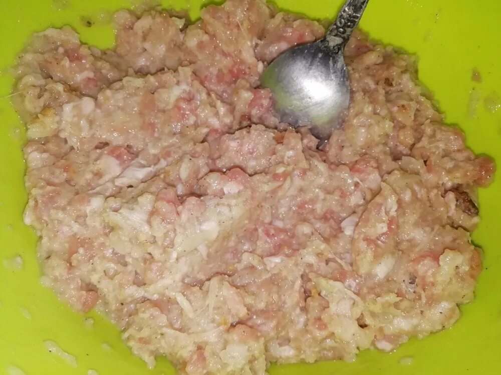 Что положить в фарш для котлет. Котлеты с хлебом и фаршем. котлеты из фарша батона и молока. котлеты с хлебом и фаршем и молоком. фарш кусочек маленький.