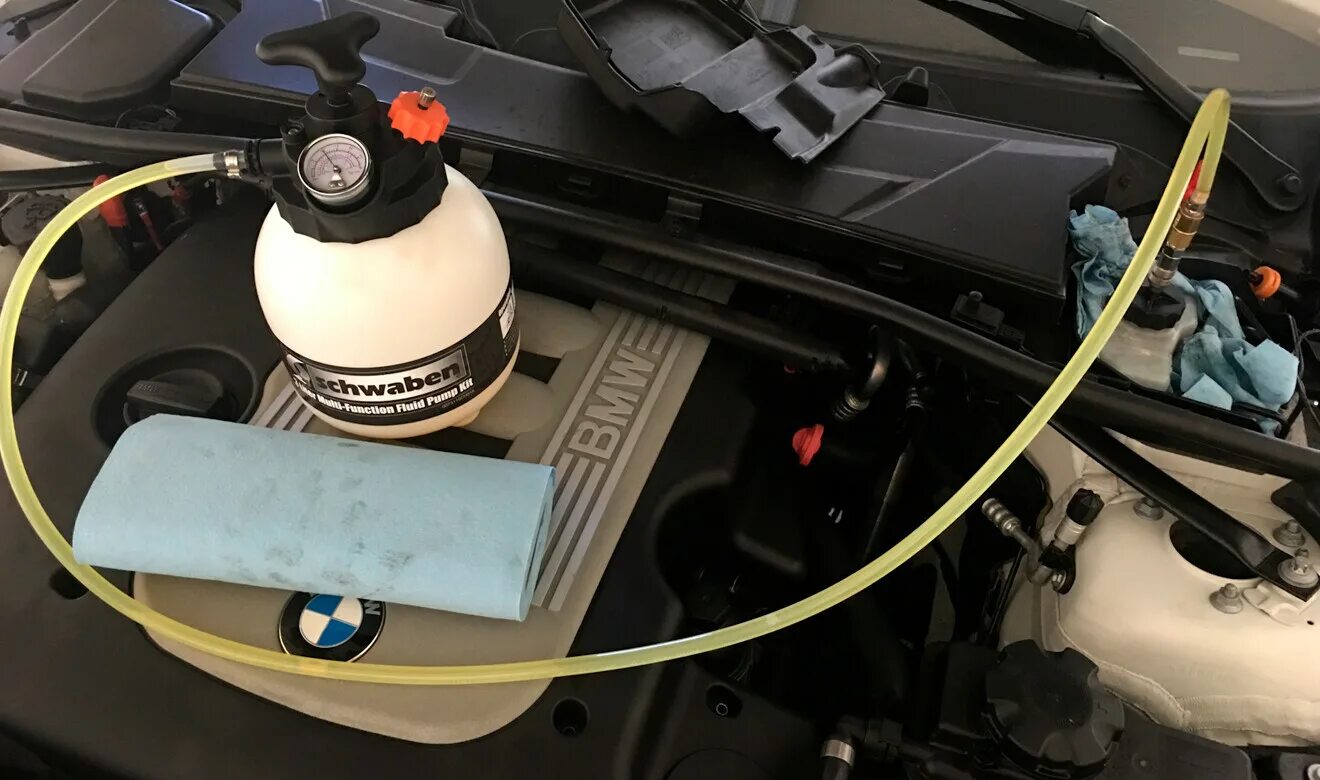 Bmw x3 f25 бачок тормозной жидкости. Бмв х3 бачок тормозной жидкости. Вязк бмв. Тормозная жидкость бмв х1. Бмв 116i бачок с тормозной жидкостью.