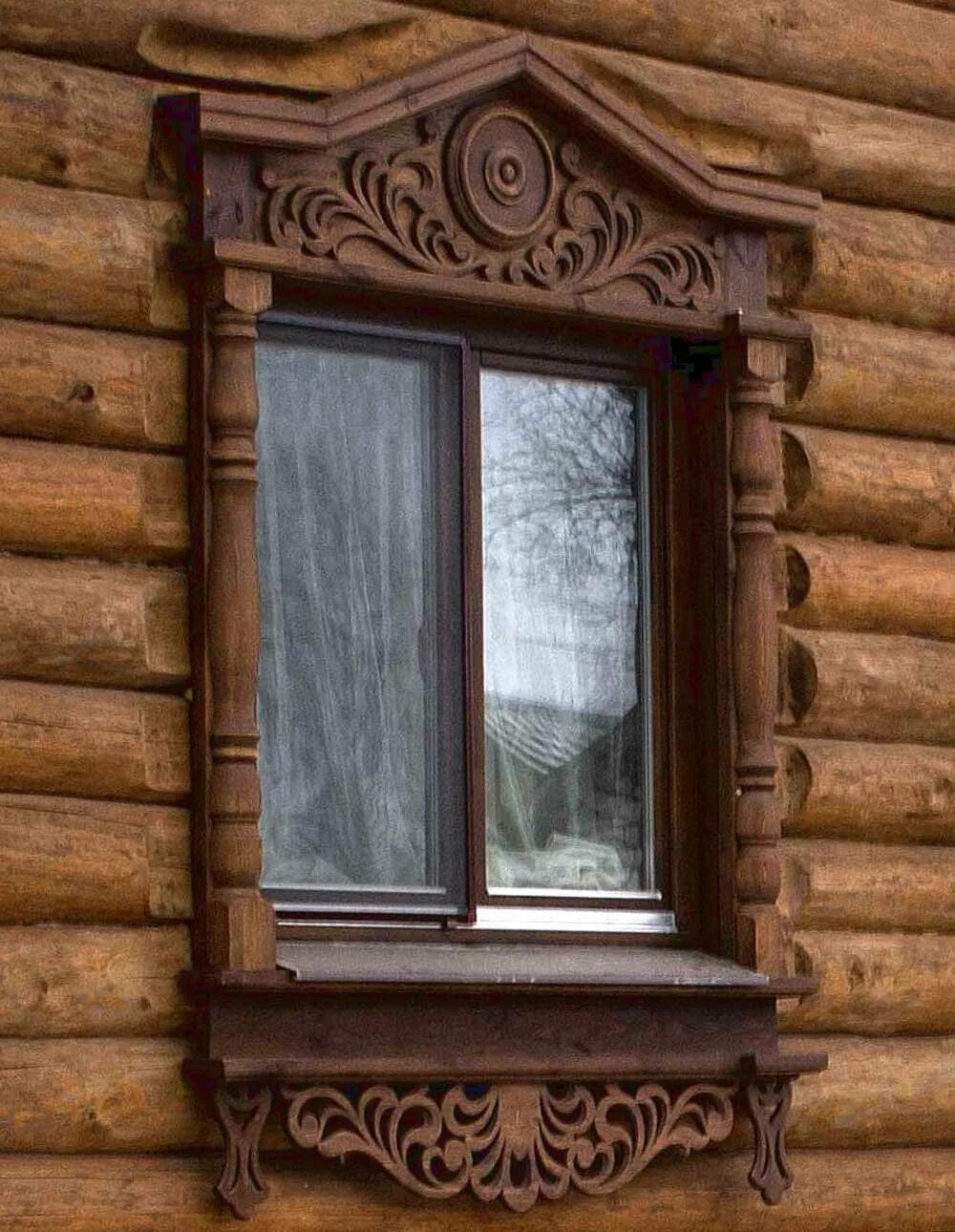 Купить окна в деревянный дом. Наличники на окна в бревенчатом доме. Наличники в деревянном доме. Наличники на окна деревянные. Наличники в бревенчатом доме.