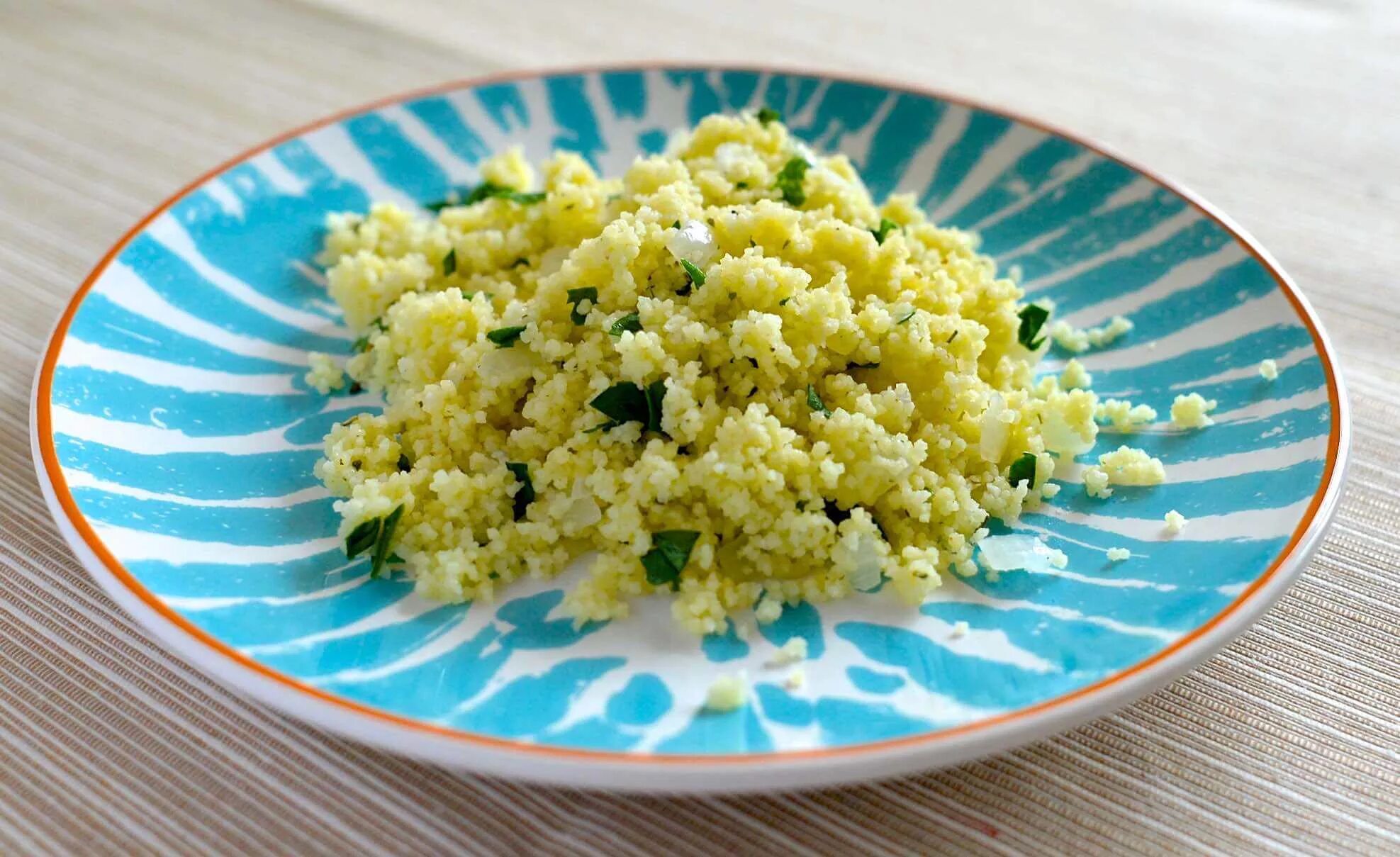 кус кус в кастрюле. варка кускуса. как сделать кус кус рассыпчатым. кус кус вареный. пропорции варки кускуса.