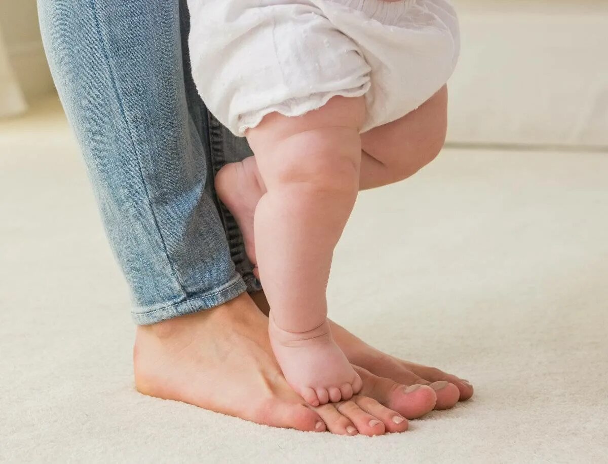 Ребенку год стал ходить на носочках. Первые шаги ребенка. Ребенок учится ходить. Учимся ходить. Первые самостоятельные шаги ребенка.