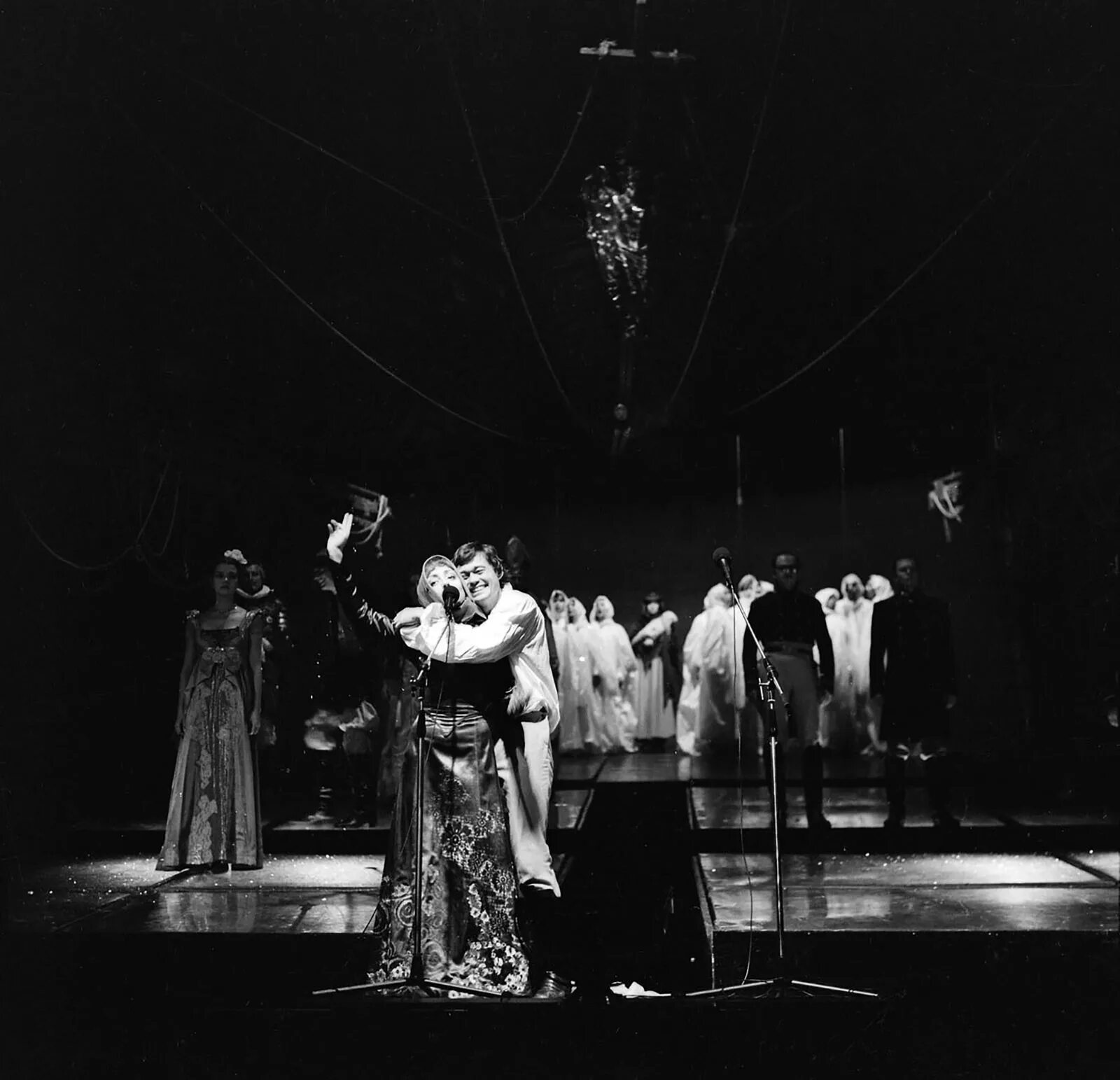 Юнона и авось ленком караченцов. Рок опера ленком. Рок опера ленком. Рок опера ленком. Николай караченцов юнона и авось.