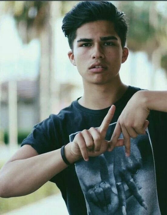 Алекс аионо. Alex Aiono певец. Алекс Айоно рост.