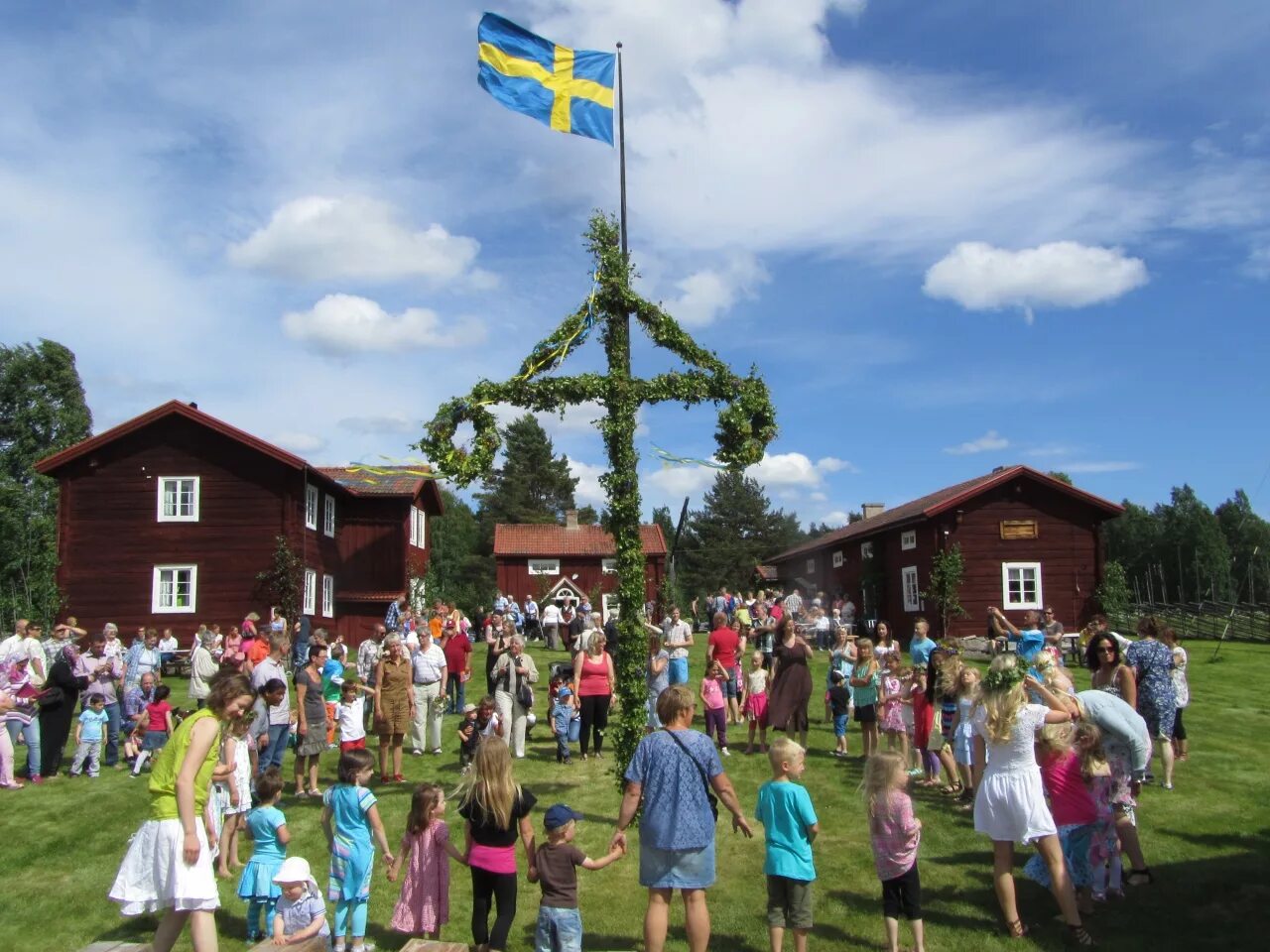 Нов 2 июня. Мидсаммер праздник в Швеции. Midsommar праздник в Швеции. Мидсоммар праздник. Праздник солнцестояния в Швеции.