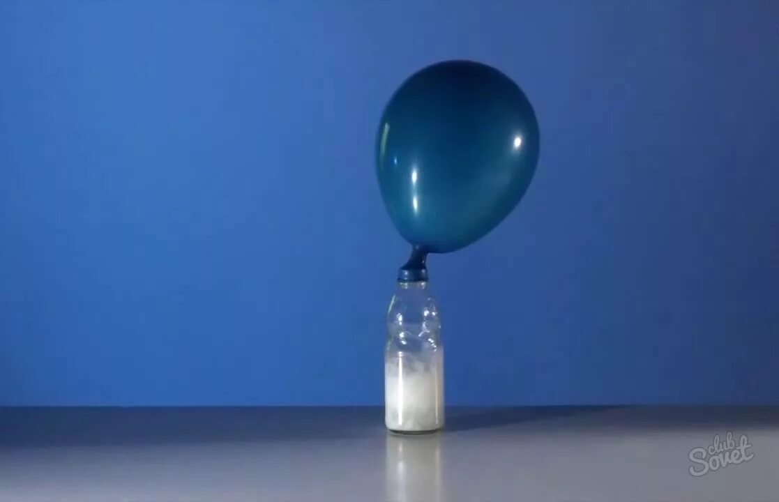Опыт с воздушным шариком. Эксперимент с шариком и содой и уксусом. Воздушный шарик надутый углекислым газом. Воздушный шарик на бутылке.