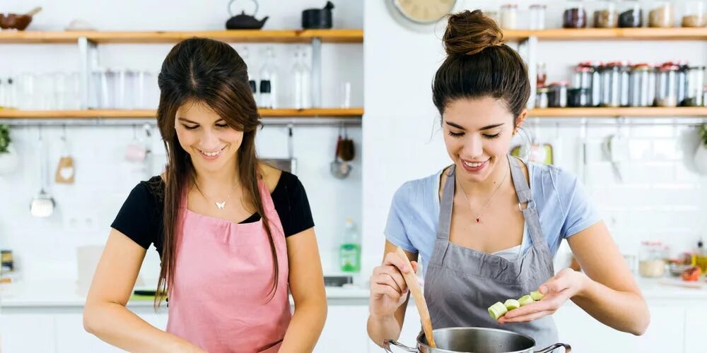 Do you like to cook. Women in the Kitchen Cut Vegetables. Готовим со Снежей. Женщина режет овощи вид со спины. Woman in Kitchen with Butter.