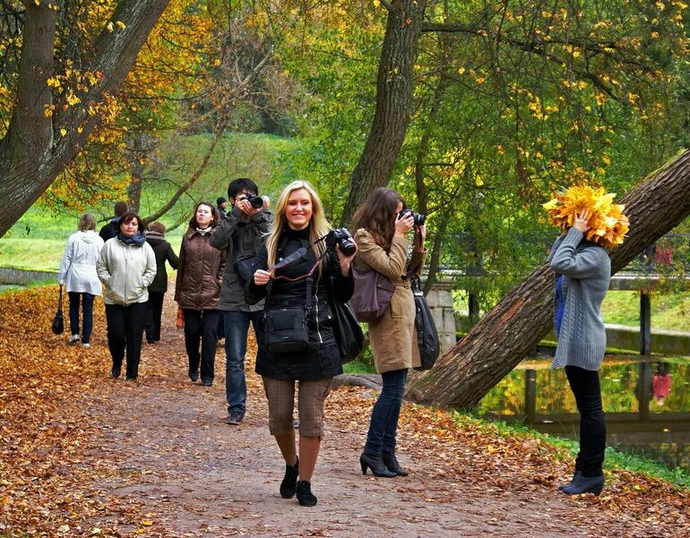 Погулять близко. Осенняя фотосессия. Прогулка в осеннем парке. Люди на улице осенью. Люди в парке.