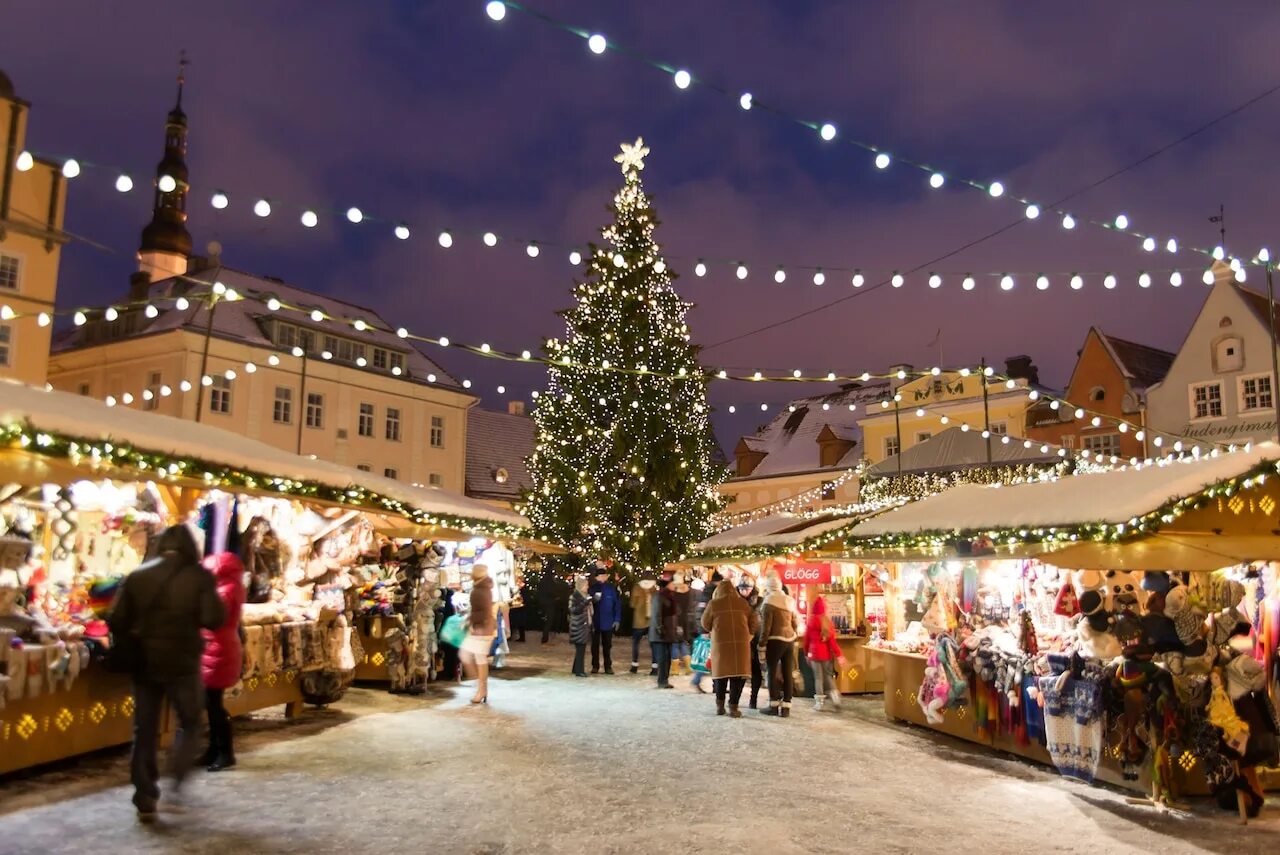 Holiday in town. Рождественская ярмарка в Таллине. Ярмарка Таллинн зима. Рождественская елка в Таллине. Стокгольм Рождество.