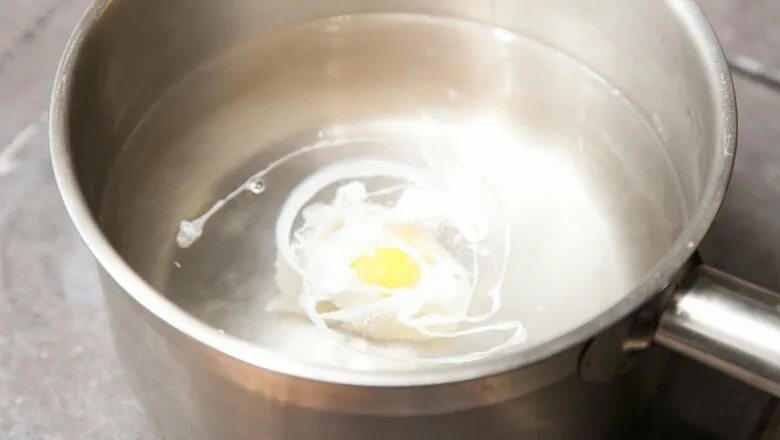 Пашот в кипящую воду. Яйцо пашот в кипящую воду. Яйцо пашот воронка. Яйцо пашот в кастрюле с водой. Кастрюля для пашот.