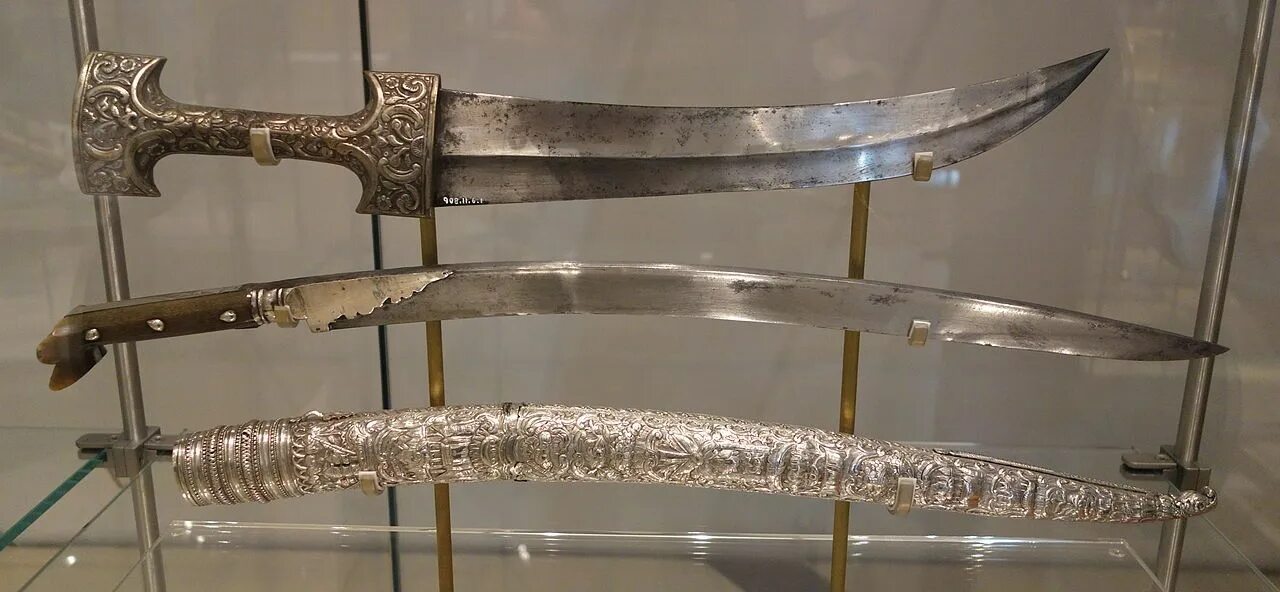 Ятаган Холодное оружие 18 век. Ятаган меч Османской империи. Сабля янычар Ятаган. Турецкая сабля Ятаган. Холодное оружие века