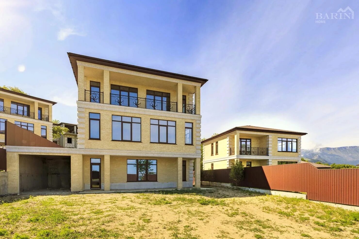 Жк изумрудный ялта. Коттедж изумрудный. Проекты сказочных домов. Домик изумруд zengana. Кп изумрудные горки.