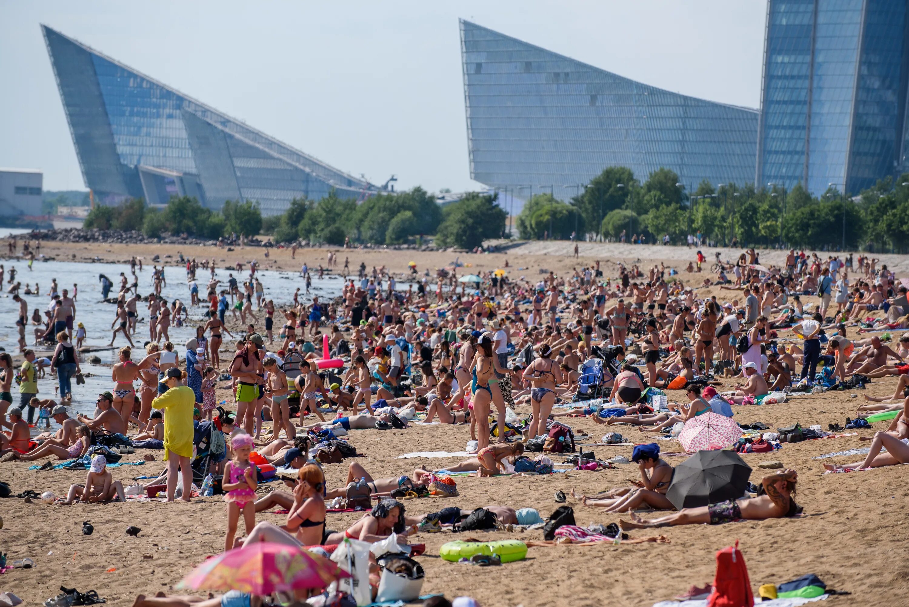 летняя жара. лето 2024 года будет жарким. жара и дождь. что такое россия это жаркое лето. жаркий день.