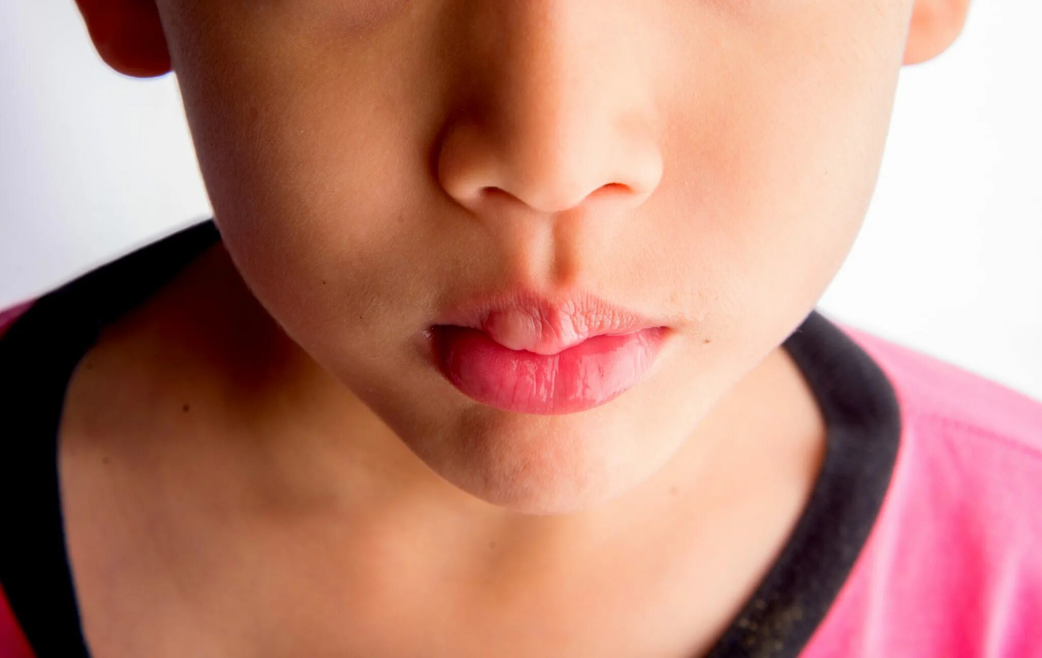 ребенок ковыряет губы. сосание пальца у детей. ребенок ковыряет губы. гиповитаминозный хейлит. ребенок ковыряет губы.