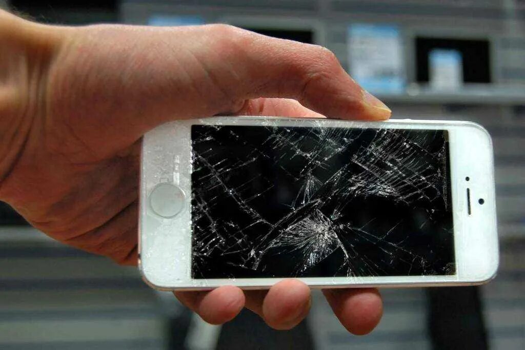 Разбитый смартфон. Разбитый экран смартфона. Смартфон с разбитым экраном. Трещина на экране смартфона.