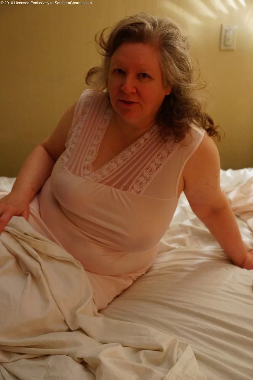 Взрослая женщина готовит на кухне. Mom granny home. Женщина мама. Mom granny home. Бабушка фото картинки.