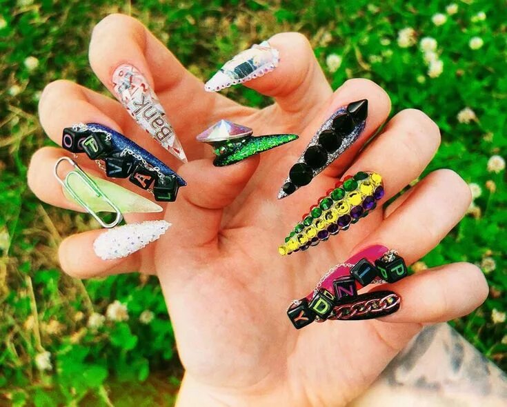 Ногти для дашки. Идеи маникюра гель лак и наращивание на лето для девочек. Маникюр дашки. Ногти в стиле гранж. Необычные ногти акриловые.