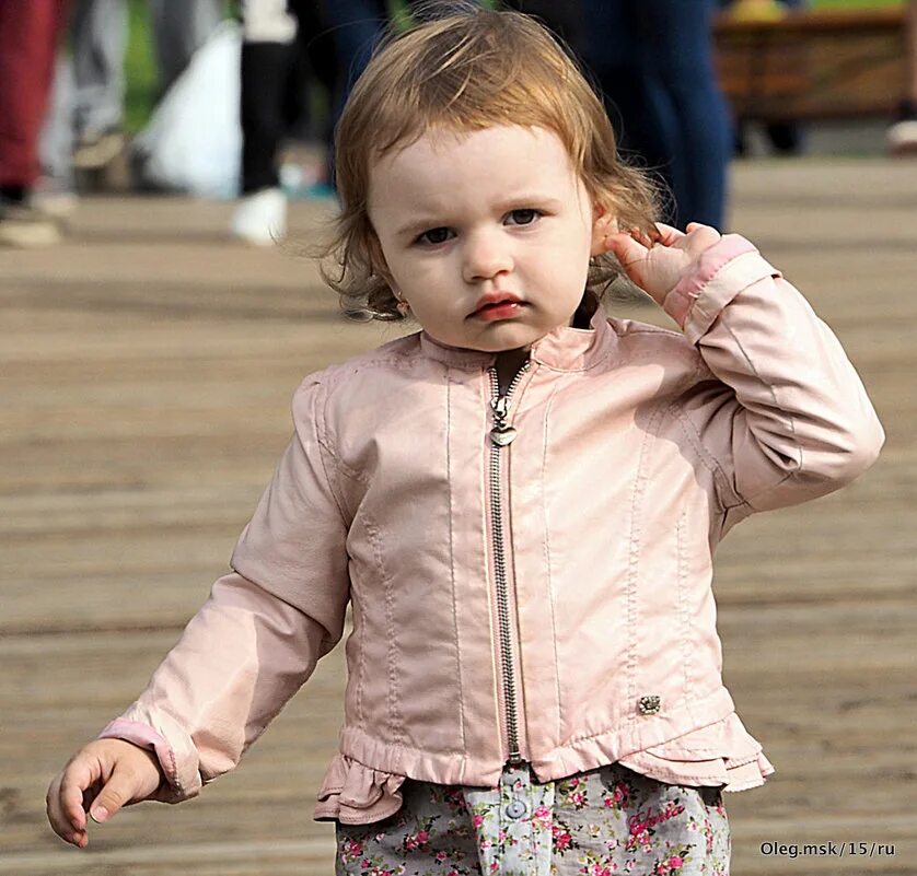 Затягивается на несколько лет. Разговор отца с сыном. Мэттью макконахи настоящий детектив нервно курит. Мытью макконахи с сигаретой. Впусти меня шведская версия.