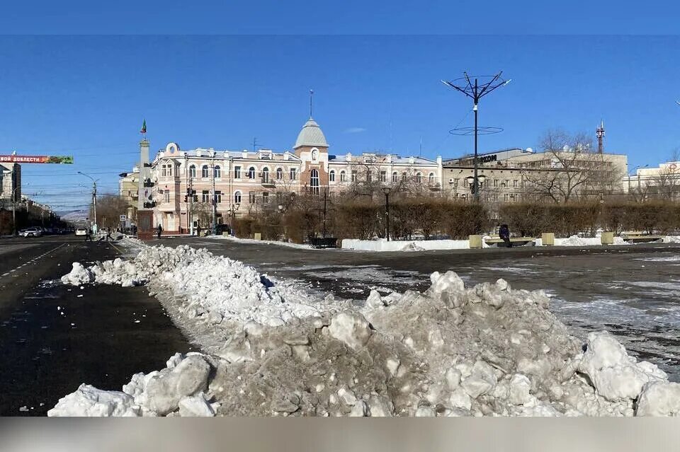 Погода в чите сегодня сейчас. Чита площадь Ленина снег 2023. Грязный снег. Грязная Чита. Снег в Чите.