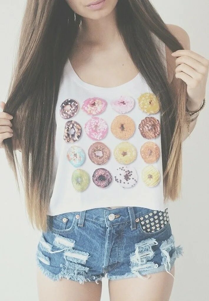 Летние топы для девушек. Красивые топы женские. Девушка в короткой футболке. Девушка в шортах и топе. Софья рейх.