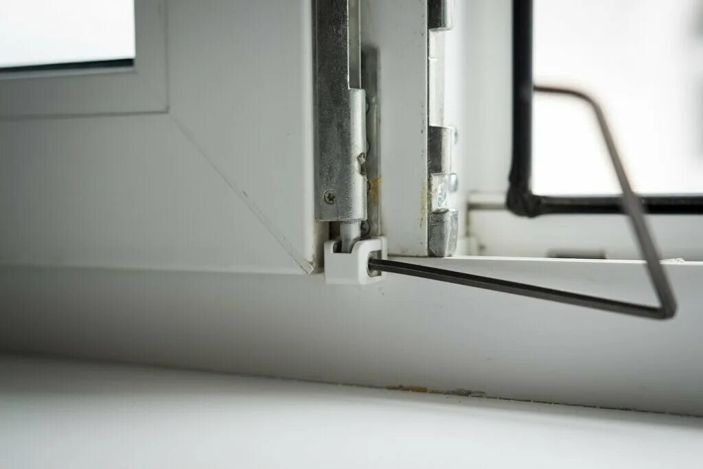 прижим пластикового окна к раме. прижим створки снизу. регулировка окон. фурнитура siegenia titan регулировка прижима. 310.