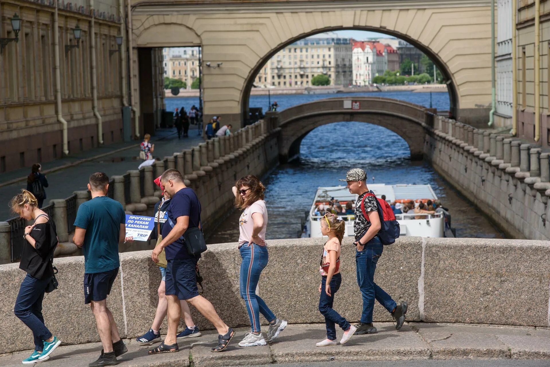 Что жители санкт петербурга называют поребриком. Туристы в Санкт-Петербурге. Жители Санкт-Петербурга. Туристы в Питере летом. Петербург люди.